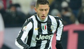 Lucas Marrone en un partido con la Juventus de Turín.