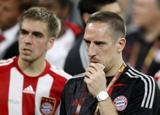 Franck Ribery del Bayern Munich Philipp Lahm y reaccionar después de ser derrotado por el Inter de Milán en su partido de fútbol de Campeones de final de la Liga en el estadio Santiago Bernabéu de Madrid