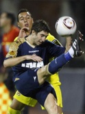 Cazola del Villarreal lucha por el balón con Vrsaljko del Dinamo de Zagreb durante el partido de fútbol de la Liga de Europa en Zagreb