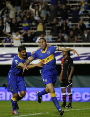 Palermo de Boca Juniors celebra con su compañero de equipo después de Battaglia anotó un gol contra Colón de Santa Fe en el partido de Primera División del fútbol argentino en Buenos Aires