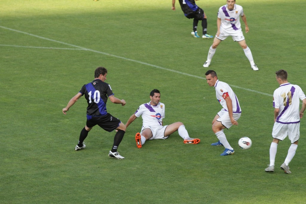 El Palencia vistió con la bonita camiseta blanca y franja morada diagonal.