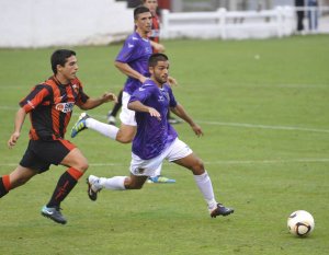 Sergio Gómez corre por un balón con Borja Navarro, con Rubén Reyes atento a la jugada
