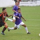 Sergio Gómez corre por un balón con Borja Navarro, con Rubén Reyes atento a la jugada