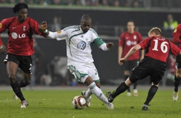 Fulham Etuhu y Duff reto de Grafite VfL Wolfsburg durante su Europa League en cuartos de final, segundo partido de fútbol pierna en Wolfsburg