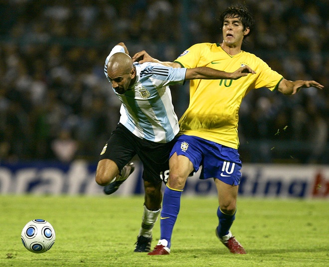 Kaka vs Verón, Argentina vs Brasil