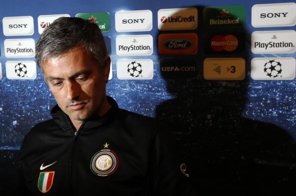 Inter de Milán, José Mourinho, el entrenador mira hacia abajo durante una conferencia de prensa en Barcelona