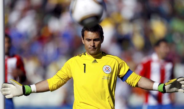 El portero de Paraguay Justo Villar reacciona durante su partido de la Copa del Mundo 2010 de fútbol el Grupo F contra Eslovaquia en el estadio de Estado Libre en Bloemfontein