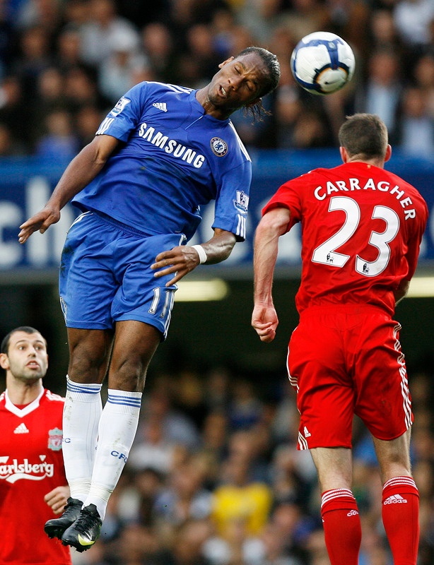 Drogba pugna con Carragher, Chelsea vs Liverpool