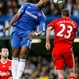 Drogba pugna con Carragher, Chelsea vs Liverpool