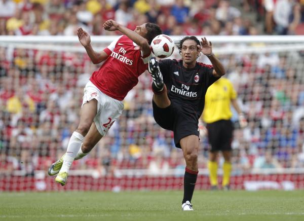 AC Milan Alessandro Nesta y Chamakh Marouane Arsenal compiten por el balón durante su partido de la Copa Emiratos en el Emirates Stadium de Londres