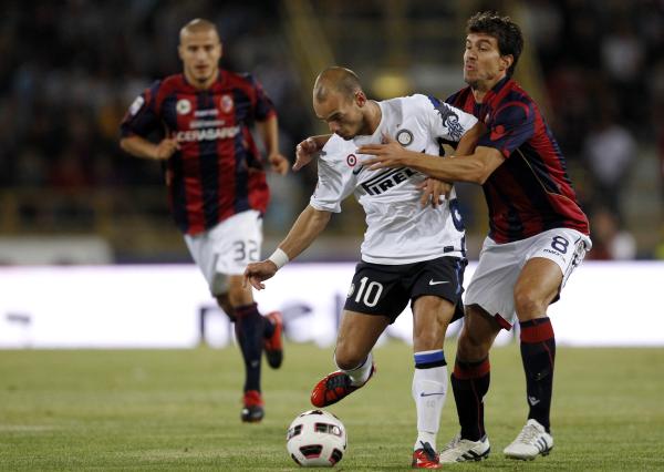 peleas del Inter de Milán Sneijder por el balon con Bolonia Garics como su compañero de equipo Casarini mira durante su Serie A italiana partido de fútbol en Bolonia