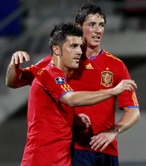 Villa España, y su compañero de equipo después de celebrar Torres Torres marcó el primer gol durante su partido de la Eurocopa 2012 de fútbol clasificatorio contra Liechtenstein en Vaduz