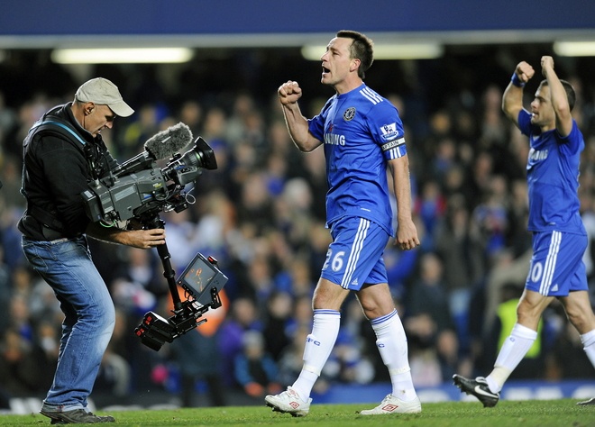 Terry y una camara de televisión, Chelsea vs Manchester United