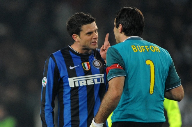 Buffon y Thiago Motta peleando