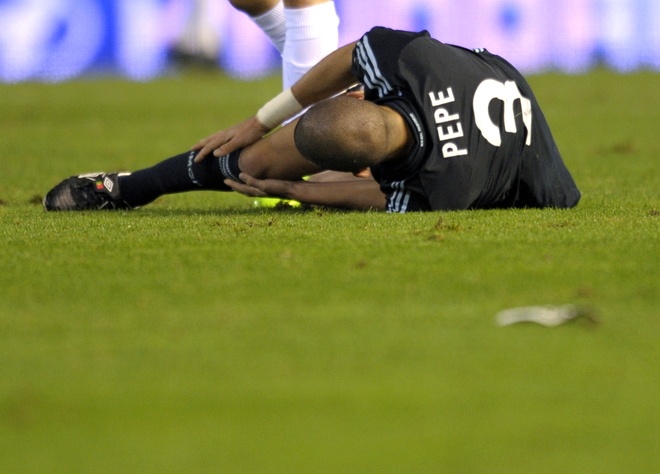 Pepe doliéndose de una grave lesión de rodilla