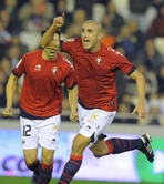 delante del Osasuna Carlos Aranda (r) celebra su gol con el centrocampista del Osasuna Juan Francisco Torres durante el partido de la liga espa