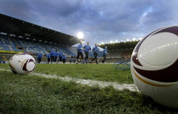 Una imagen tomada el 14 de diciembre 2010 muestra dos UEFA Europa balones oficiales de la liga en el campo durante una sesi