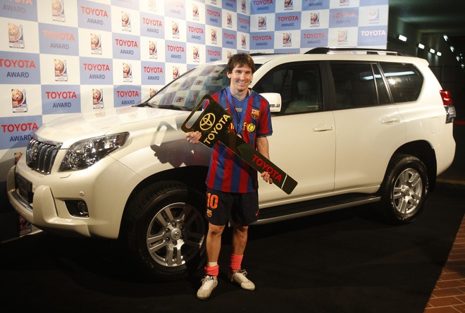 Messi con el Toyoya por ser el mejor jugador del Mundialito