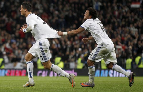 Cristiano Ronaldo del Real Madrid, celebra su gol con su compañero Marcelo Vieira en el estadio Santiago Bernabéu