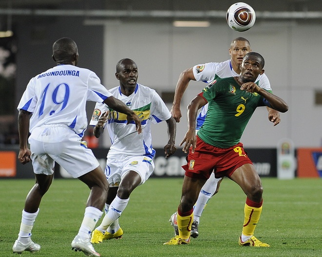 Samuel Etto delantero en Camerun vs Gabon