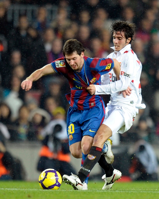 Messi regateando en el Barcelona vs Sevilla