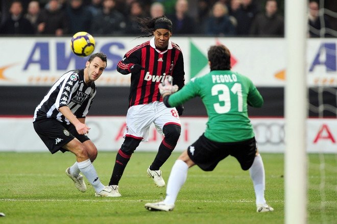 Ronaldinho golazo  en el Milan vs Siena