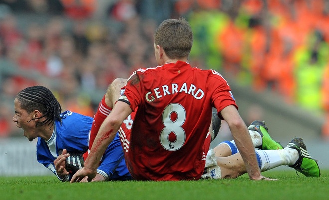 Gerrard en el suelo, Liverpool vs Everton