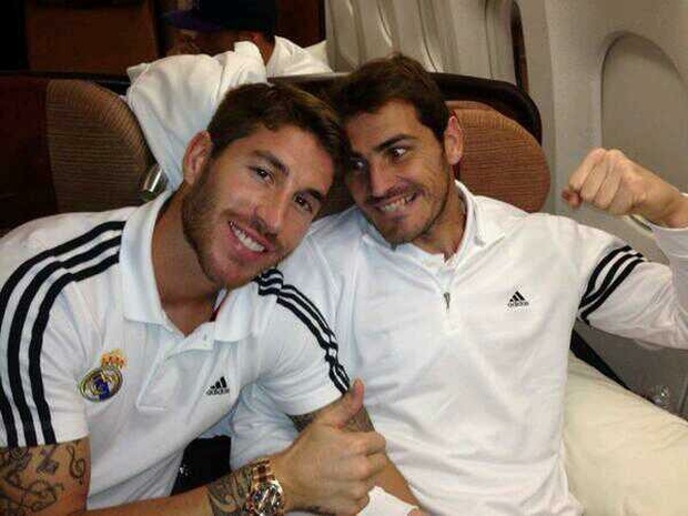 Ramos y Casillas bromeando con la lesión