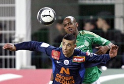 Belhanda de retos Montpellier Gelson de Saint-Etienne durante su partido de Liga 1 francesa de fútbo