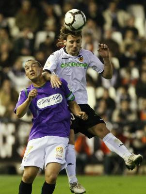Alexis Valencia y Málaga, Baha ir por el balón durante su primer partido de fútbol español división en Valencia