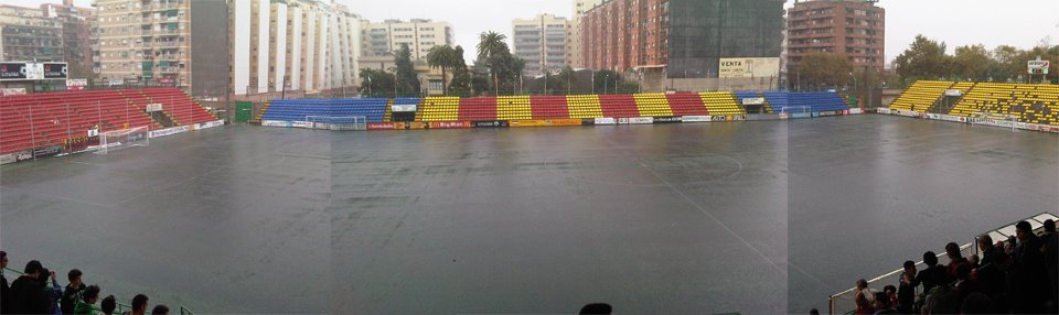 Así quedó el estadio por la lluvia.