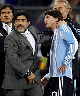 Maradona consuela a Messi tras la eliminación de Argentina