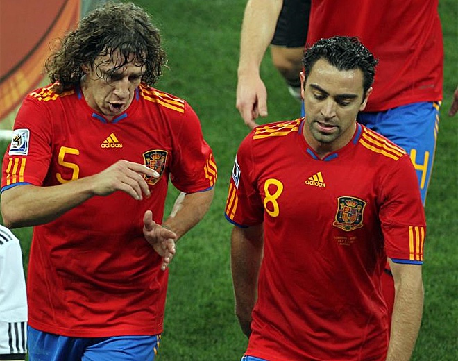 Puyol y xavi  con la camiseta con la que espana se proclamo por primera vez en su historia campeona del mundo  tiene un aroma de vuelta a lo clasico