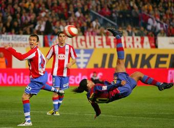 Ronaldinho_remata_chilena_primer_gol_Barca