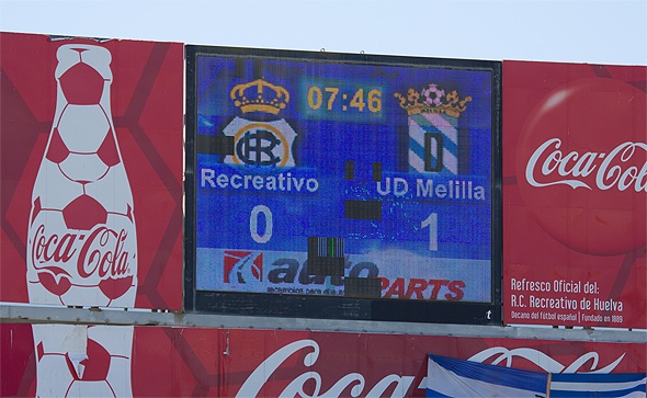 El infortunio se ceba con el Recre y salva al Melilla (0-1)