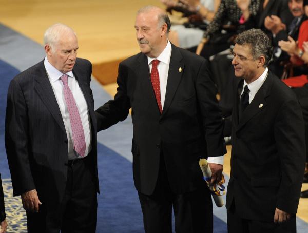 Luis Aragonés, Vicente del Bosque y Ángel María Villar reconoce la multitud después de recibir el premio Príncipe de 2010 de Asturias de los Deportes de España de