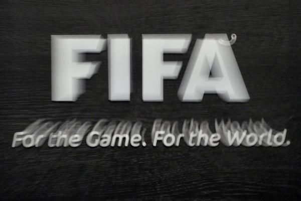 Un logo de la FIFA es ptaken con un efecto de zoom durante una conferencia de prensa el 18 de noviembre de 2010 en Zurich. La FIFA suspendió a dos miembros de su comité ejecutivo de uno a tres años, después de su investigación sobre la presunta misdealing