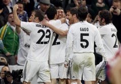 Los jugadores del Real Madrid celebran objetivo Arbeloa contra el Atlético de Madrid durante su partido de Primera División española de fútbol en el estadio Santiago Bernabeu de Madrid