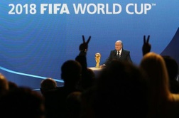 Un miembro de la audiencia parpadea señal de la victoria después de presidente de la FIFA Joseph Blatter, anunció que Rusia será el anfitrión de la Copa Mundial 2018 en la sede de la FIFA en Zurich el 2 de diciembre de 2010. Rusia se adjudicó la Copa Mund
