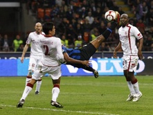 Eto?o Inter de Milán, dispara a marcar el segundo gol el pasado Perticone Livorno durante su partido de la Serie A italiana de fútbol en Milán,