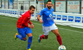 Pablo Carnero conduce el balón en el encuentro Bergantiños 0 - 2 Pontevedra CF SAD - 2014 / 2015