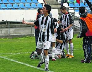 Alex Herrera celebra un gol en el Nuevo Vivero