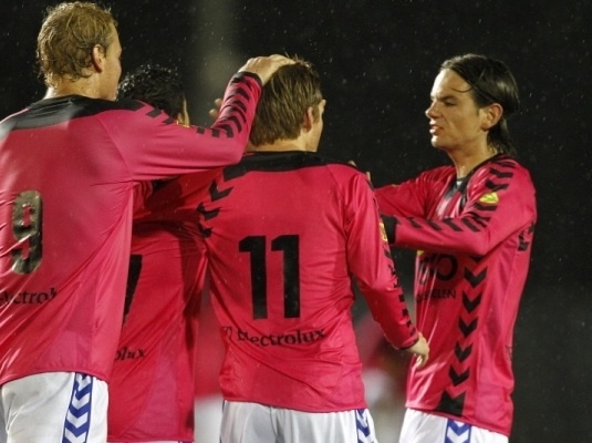 celebrando la victoria de visita 6-1 soble el Almere