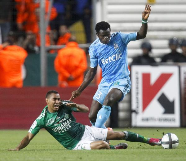 Payet desafíos Taye durante el partido de fútbol de la Ligue 1 francesa en Saint-Etienne