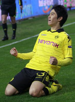 Shinji Kagawa Borussia Dortmund celebra un gol contra el Sevilla en Sevilla