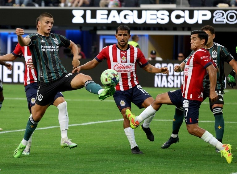 Honors were even between the United States and Mexico on Wednesday with Los Angeles Galaxy and Club America coming away with victories in the Leagues Cup Showcase friendly double-header at SoFi Stadium.