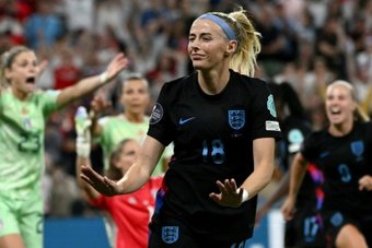 Kelly hits winner as late drama takes England into Women's Euro final