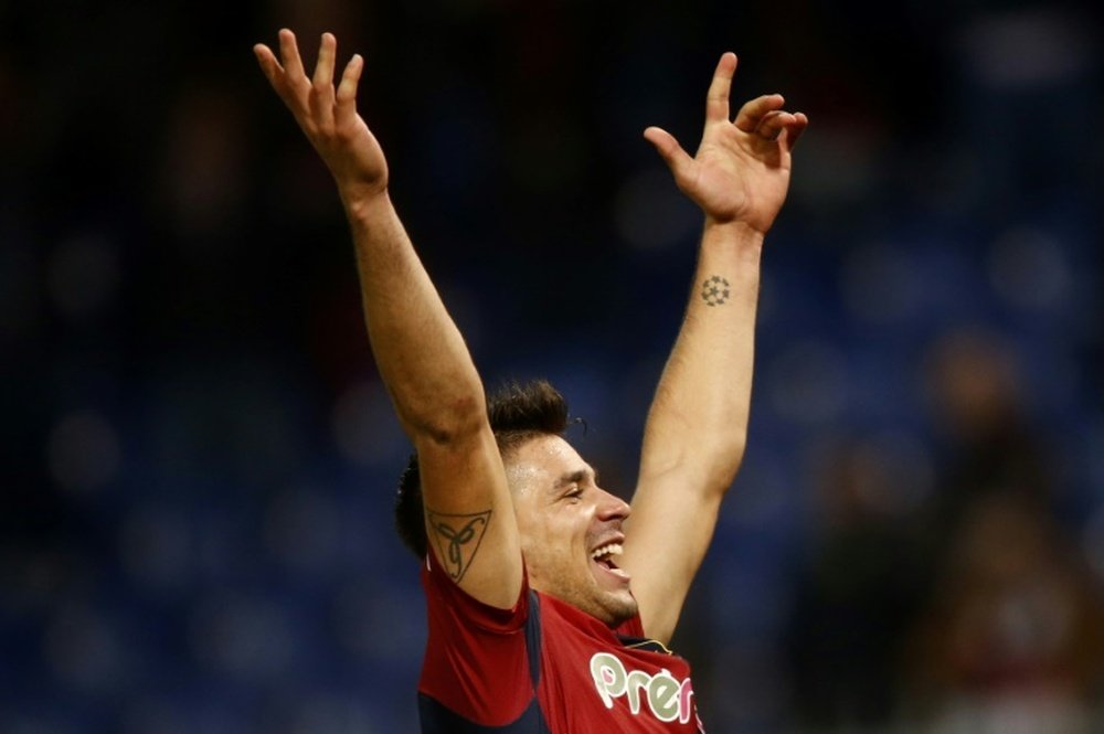 Genoas forward Giovanni Simeone celebrates at the end the football match Genoa vs Juventus on November 27, 2016