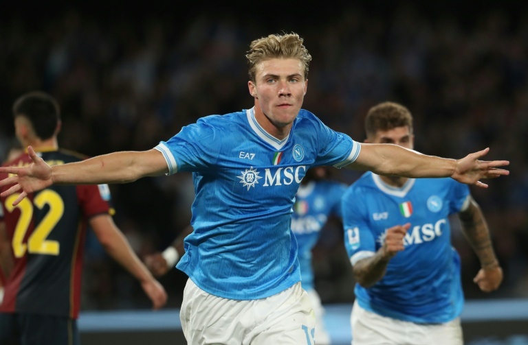 Hojlund trascina il Napoli oltre il Genoa e in testa alla Serie A