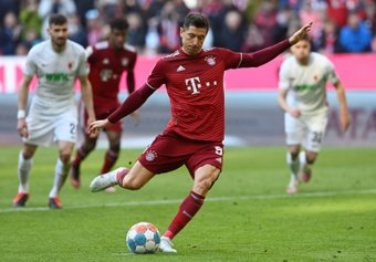 Robert Lewandowski converts a late penalty for Bayern Munich on Saturday. AFP